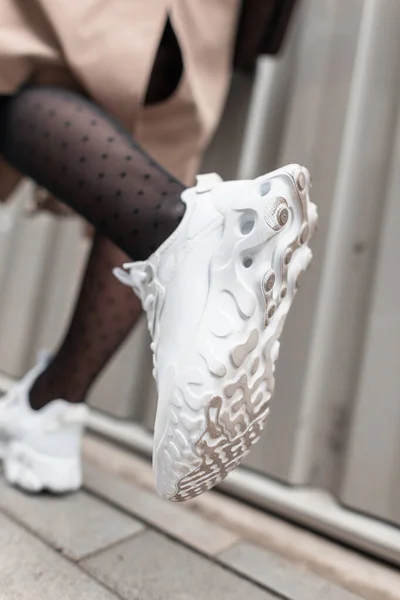 Mode Sepatu Putih Pada Kaki Perempuan Gadis Bergaya Dengan Sepatu — Stok Foto