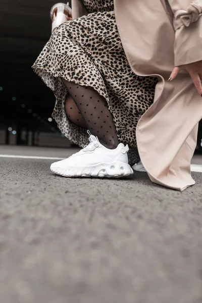 Улице Сидит Модная Женщина Повседневной Стильной Одежде Белых Кроссовках Колготках — стоковое фото
