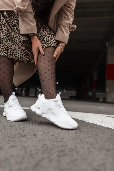 Femme Mode Avec Des Chaussures Blanches Élégantes Marche Dans Rue — Photo