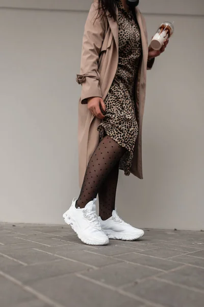 Fashionable Woman Stylish White Shoes Tights Leopard Dress Coat Walks —  Fotos de Stock