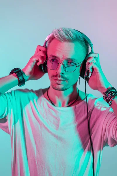 Hipster Man Hairstyle Sunglasses Listening Music Headphones Studio Colored Pink — Stock fotografie