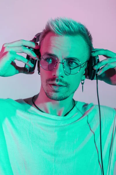 Fashion Portrait Handsome Young Guy Glasses Listening Music Headphones Studio — Stock fotografie