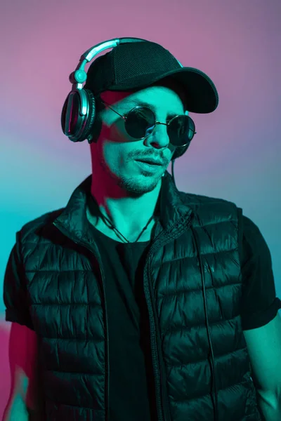 Cool Stylish Young Man Fashionable Sunglasses Headphones Black Outerwear Cap — Zdjęcie stockowe