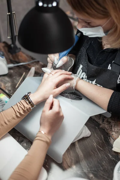 Woman Professional Protective Medical Mask Makes Manicure Beauty Express Studio — Fotografia de Stock