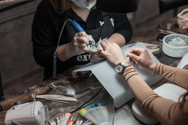 Pretty Woman Takes Care Her Nails Beauty Salon Women Hands — Fotografia de Stock