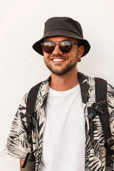 Happy Smiling Hipster Man Smile Fashion Summer Clothes Sunglasses Hat — Stock Photo, Image