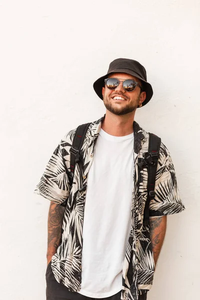 Handsome Hipster Man Smile Summer Fashion Clothes Sunglasses Hat Shirt — Stock Photo, Image