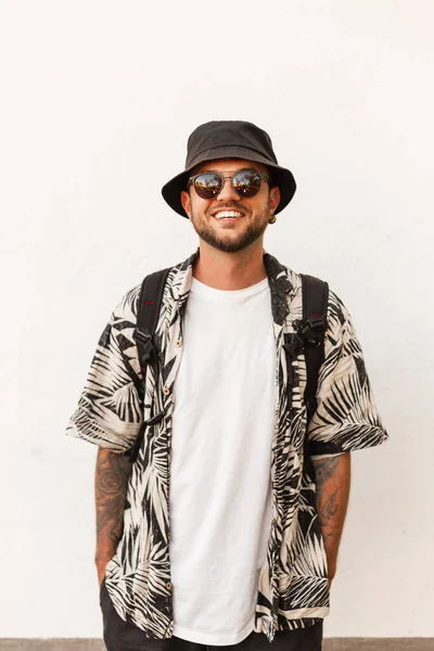 Gelukkig Jong Hipster Man Met Glimlach Mode Zomer Kleding Met — Stockfoto