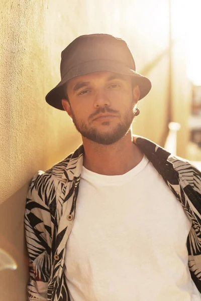 Fashionable Stylish Hipster Guy Stylish Beachwear Hat Shirt Mike Street —  Fotos de Stock