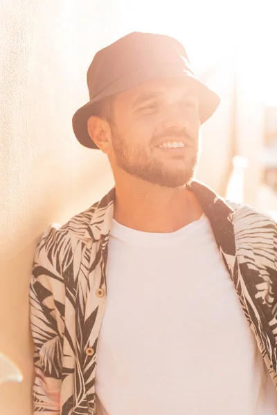 Hombre Hipster Guapo Feliz Con Sonrisa Camisa Moda Con Palmeras —  Fotos de Stock