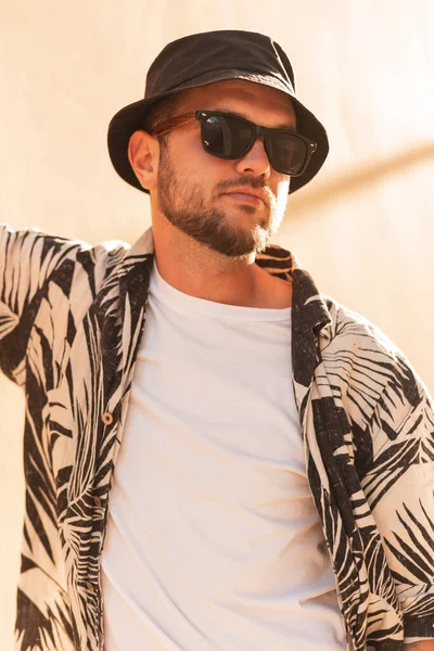 Hipster Man Classic Sunglasses Bucket Hat Fashionable Clothes Shirt Walks — Stock Photo, Image