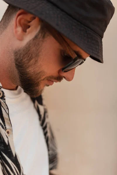 Fashionable Hipster Man Sunglasses Stylish Summer Clothes Bucket Hat — Stockfoto