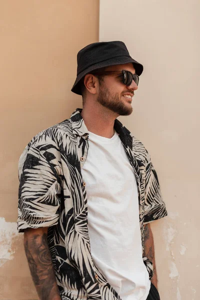 Happy Hipster Man Smile Fashion Clothes Hat Sunglasses Summer Shirt — Stock Photo, Image