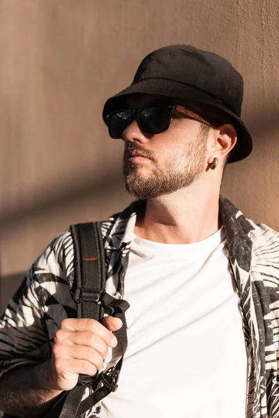 Hipster Man Model Met Zonnebril Baard Modieuze Kleding Beach Shirt — Stockfoto