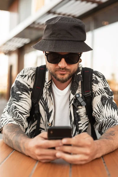 Cool Hipster Muž Módní Letní Oblečení Slunečními Brýlemi Sedí Venku — Stock fotografie