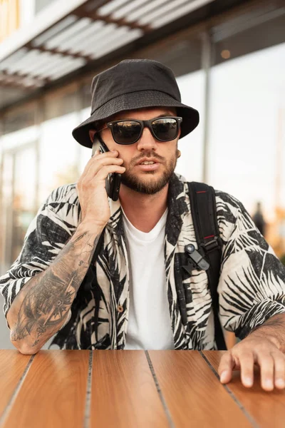 Cool Businessman Man Sunglasses Fashionable Summer Clothes Sits Cafe City — Stock Photo, Image