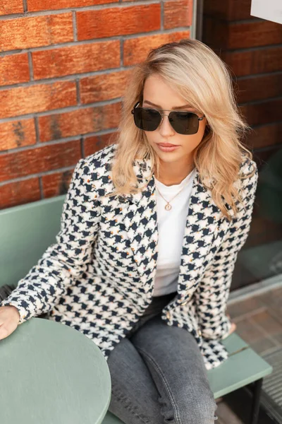Piękna Młoda Stylowa Blondynka Modnych Luksusowych Ubraniach Okularami Przeciwsłonecznymi Modnym — Zdjęcie stockowe