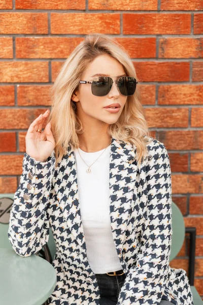 Pretty Glamour Young Woman Sunglasses Fashion Outfit Sits Street Red — Stockfoto