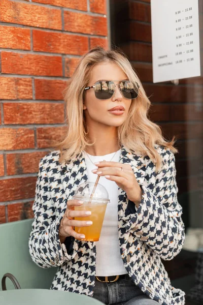 Stylish Pretty Blonde Business Lady Sunglasses Fashionable Outerwear Sits Summer — Stockfoto