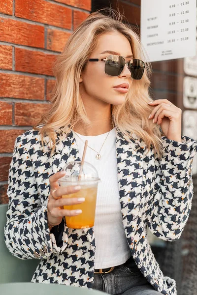 Beautiful Sexy Blonde Woman Cool Sunglasses Fashionable Jacket Coat Sits — ストック写真