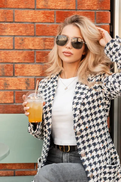 Fashion Young Blonde Woman Sunglasses Stylish Summer Outwear Sits Rest — Stockfoto