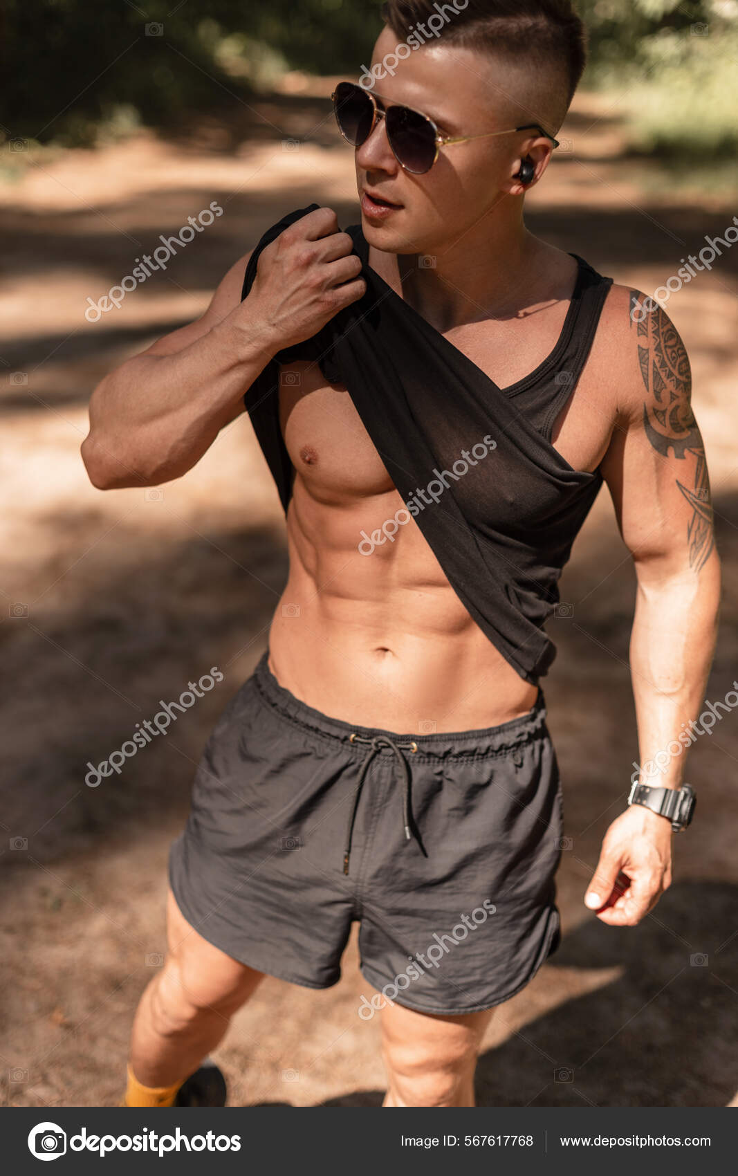 Fitness Homem Bonito Com Corpo Muscular Sexy Shirt Preta Shorts