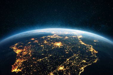 Güzel mavi gece gezegeni dünya şehirlerin ışıklarıyla - İspanya ve Portekiz, uzaydan manzara