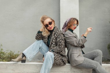 Şehirde şık ve kaliteli kıyafetler giyen iki güzel hippi kadın. Kadın Moda, Moda ve Güzellik
