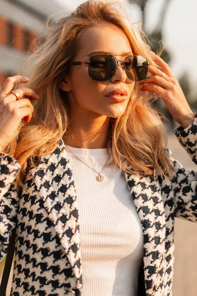 Літня Красива Блондинка Модними Сонцезахисними Окулярами Стильному Одязі Гуляє Вулиці — стокове фото