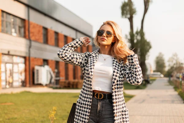 Beautiful Glamorous Young Blonde Woman Fashionable Outerwear Sunglasses Handbag Walks — стоковое фото