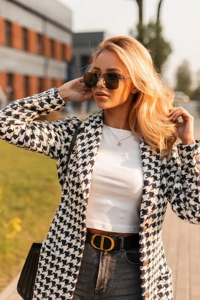 Stylish Beautiful Young Woman Sunglasses Fashionable Summer Clothes Jacket Handbag — ストック写真