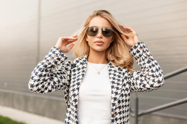 Fashion Elegant Blonde Woman Model Stylish Sunglasses Luxury Outwear Street — ストック写真