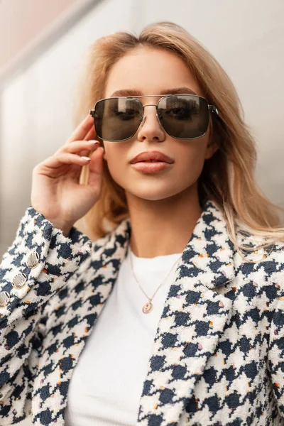 Female Fashion Portrait Beautiful Blonde Girl Sunglasses Fashionable Coat Street — Stockfoto