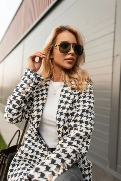 Pretty Stylish Young Blonde Woman Fashionable Clothes Vintage Sunglasses Elegant — Stockfoto