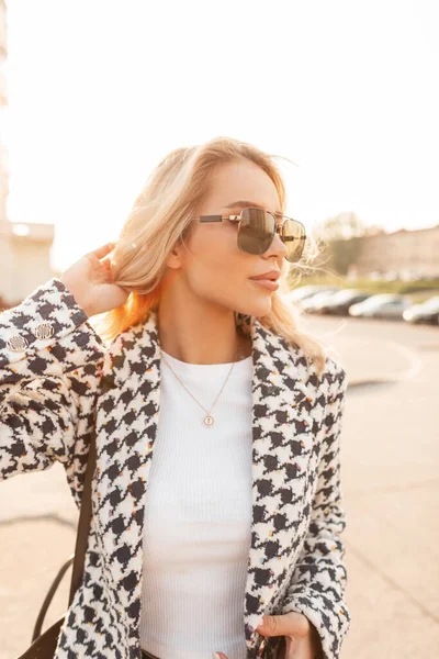 Гламурна Молода Блондинка Модних Сонцезахисних Окулярах Стильна Куртка Сумочкою Гуляє — стокове фото