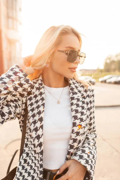 Красивая Молодая Блондинка Очках Модной Повседневной Одежде Стильным Пальто Белой — стоковое фото