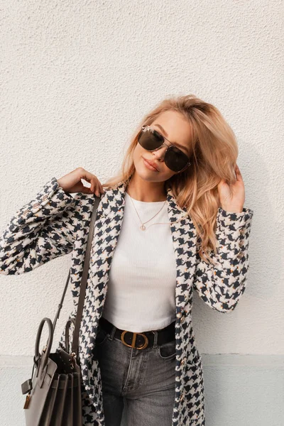 Stylish Beautiful Young Woman Fashionable Clothes Jacket Sunglasses Handbag Stands — 스톡 사진