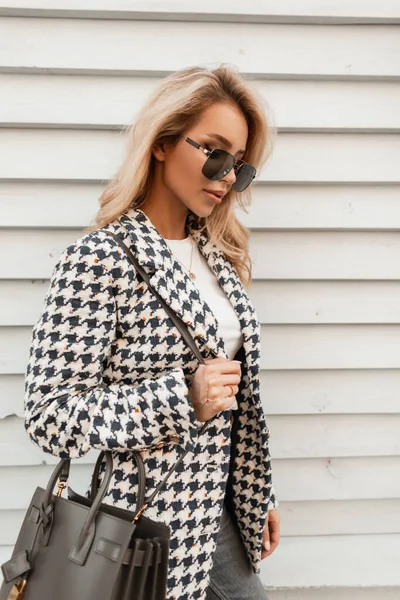 Trendy Young Blonde Hipster Woman Sunglasses Fashion Outwear Jacket Bag — ストック写真