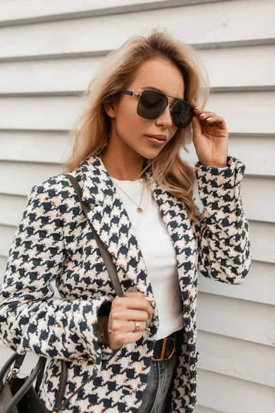 Trendy Beautiful Girl Sunglasses Fashion Elegant Jacket Bag Walks Street — ストック写真