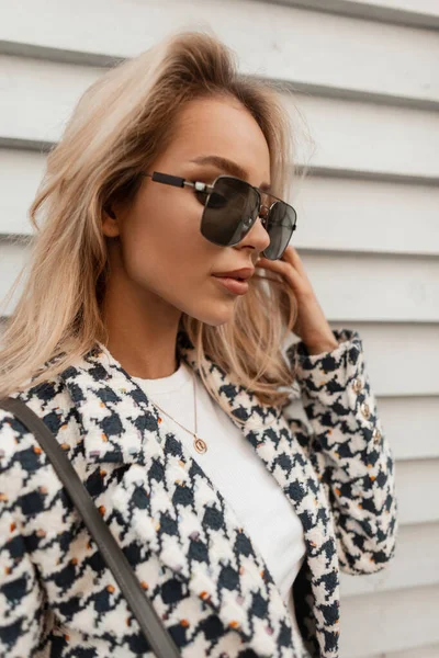 Glamorous Young Beautiful Blonde Girl Model Vintage Sunglasses Fashionable Luxury — ストック写真