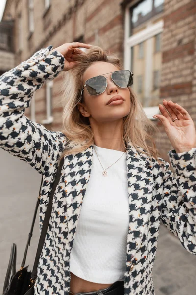 Beautiful Stylish Woman Fashionable Clothes Sunglasses Handbag Walks Street Brick — ストック写真