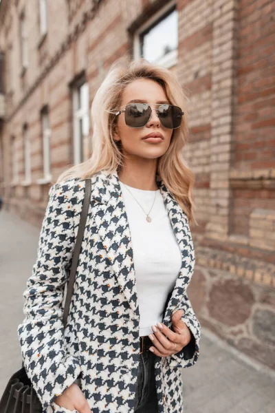 Urban Beautiful Woman Sunglasses Fashion Jacket Bag Walks Thea Street — ストック写真