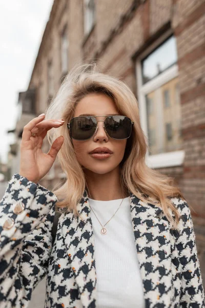 Pretty Young Woman Stylish Sunglasses Trendy Clothes Walks Street Urban — Stockfoto