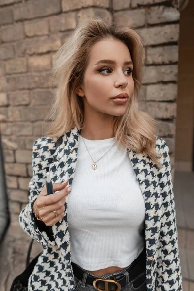 Beautiful Young Blonde Girl Fashionable Clothes City Brick Vintage Wall — Stock Fotó
