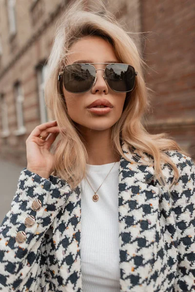 Krásná Blondýnka Slunečními Brýlemi Prochází Ulici Městské Dámské Oblečení — Stock fotografie