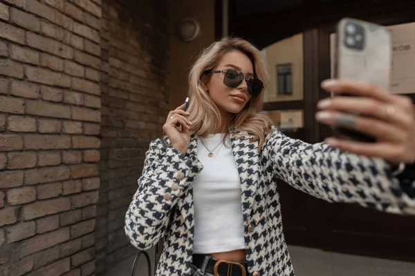 Stylish Glamorous Young Woman Fashionable Clothes Cigarette Walks City Takes — Fotografia de Stock