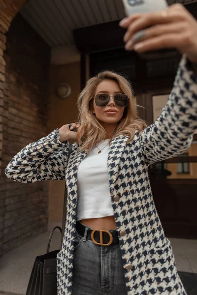 Fashionable Beautiful Blonde Woman Trendy Clothes Handbag Makes Selfie Photo — стоковое фото