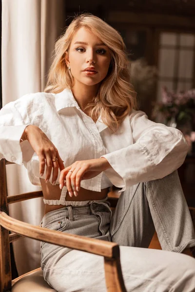 Elegance Pretty Blonde Lady Fashion White Shirt Jeans Sits Vintage — Stock fotografie