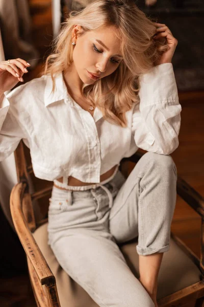 Pretty Sexy Blonde Woman White Fashion Clothes Shirt Jeans Sits — Stock Photo, Image