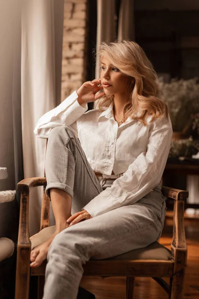 Pretty Young Sexy Woman Blond Hair Fashionable Clothes White Linen — ストック写真